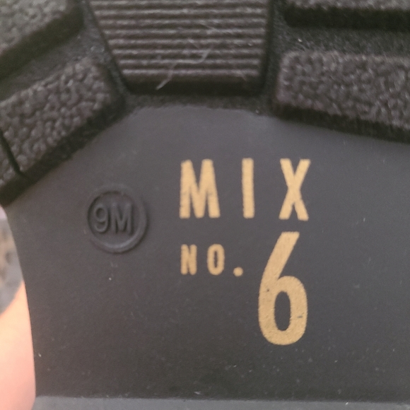 Leather booties 🖤 on trend lug sole 🖤 Chelsea - Picture 4 of 5